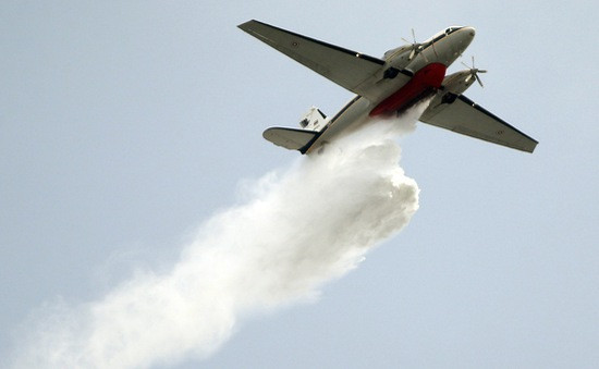 Ông Schaefer đã tạo ra mưa nhân tạo bằng cách đưa một lượng nhỏ cacbon dioxide vào các đám mây. Kết quả là một trận mưa tuyết xảy ra ở Schenectady, ngoại ô New York, Mỹ.