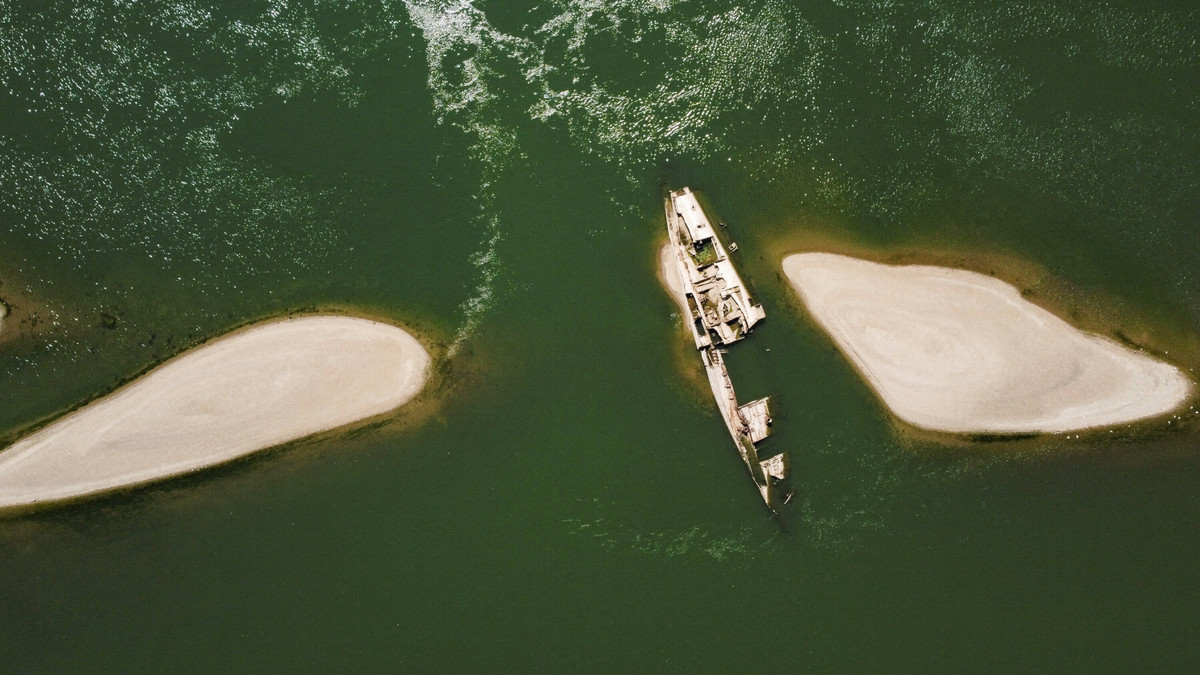 Số tàu chiến này là một phần thuộc hạm đội biển Đen của Đức quốc xã. Sở dĩ chính quyền Hitler cho đánh đắm nhiều tàu chiến như vật là nhằm ngăn tàu rơi vào tay lực lượng Liên Xô khi quân Đức rút lui.