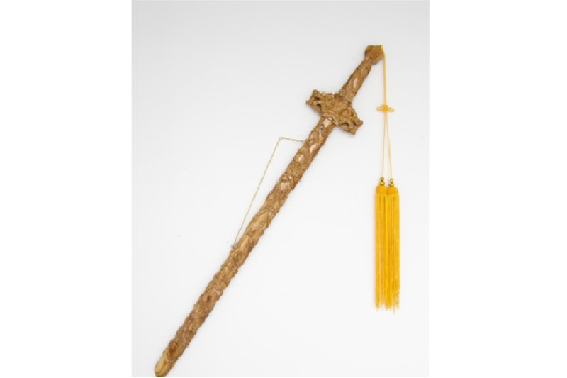 Trong số những món đồ tùy táng giá trị mà Tôn Điện Anh lấy đi có Cửu Long bảo kiếm trong lăng mộ của hoàng đế Càn Long. Phần thân của thanh kiếm này có khắc 9 con rồng vàng tượng trưng cho "cửu cửu quy nhất". Thanh kiếm được chế tạo nhằm thể hiện sức mạnh và ước nguyện mãi trường tồn của nhà Thanh.