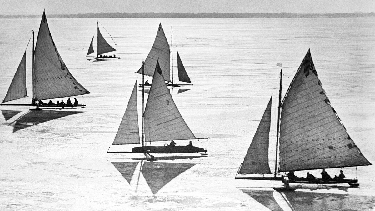 Trong bối cảnh ấy, tuyến đường duy nhất kết nối thành phố Leningrad với đất liền là đi qua hồ Ladoga. Vào mùa Hè, các tàu chở quân nhu của Liên Xô đi qua tuyến đường này để tiếp tế cho Leningrad.