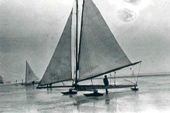 Hai biệt đội thuyền trượt băng của Liên Xô được thành lập vào năm 1941 tại câu lạc bộ du thuyền “Trud”. Thành viên bao gồm các vận động viên dày dặn kinh nghiệm và các thủy thủ trẻ nắm vững kỹ năng điều khiển thuyền trượt băng.