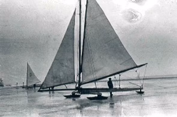 Hai biệt đội thuyền trượt băng của Liên Xô được thành lập vào năm 1941 tại câu lạc bộ du thuyền “Trud”. Thành viên bao gồm các vận động viên dày dặn kinh nghiệm và các thủy thủ trẻ nắm vững kỹ năng điều khiển thuyền trượt băng.