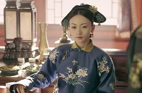 Ngay từ khi còn nhỏ, Ngụy Giai thị bộc lộ sự thông minh, xinh đẹp, tinh thông cầm kỳ thi họa. Vào năm 13 tuổi, mỹ nhân này vào cung làm cung nữ.