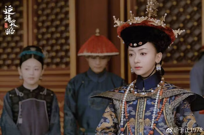 Chỉ trong 3 năm (từ năm 1756 - 1758), Lệnh phi liên tiếp hạ sinh 3 người con cho vua Càn Long. Vào năm 1759, bà được phong làm Lệnh Quý phi. Sau đó, bà đã hạ sinh cho Càn Long thêm 3 người con. Trong 6 người con, một hoàng tử do bà sinh ra về sau trở thành hoàng đế Gia Khánh.