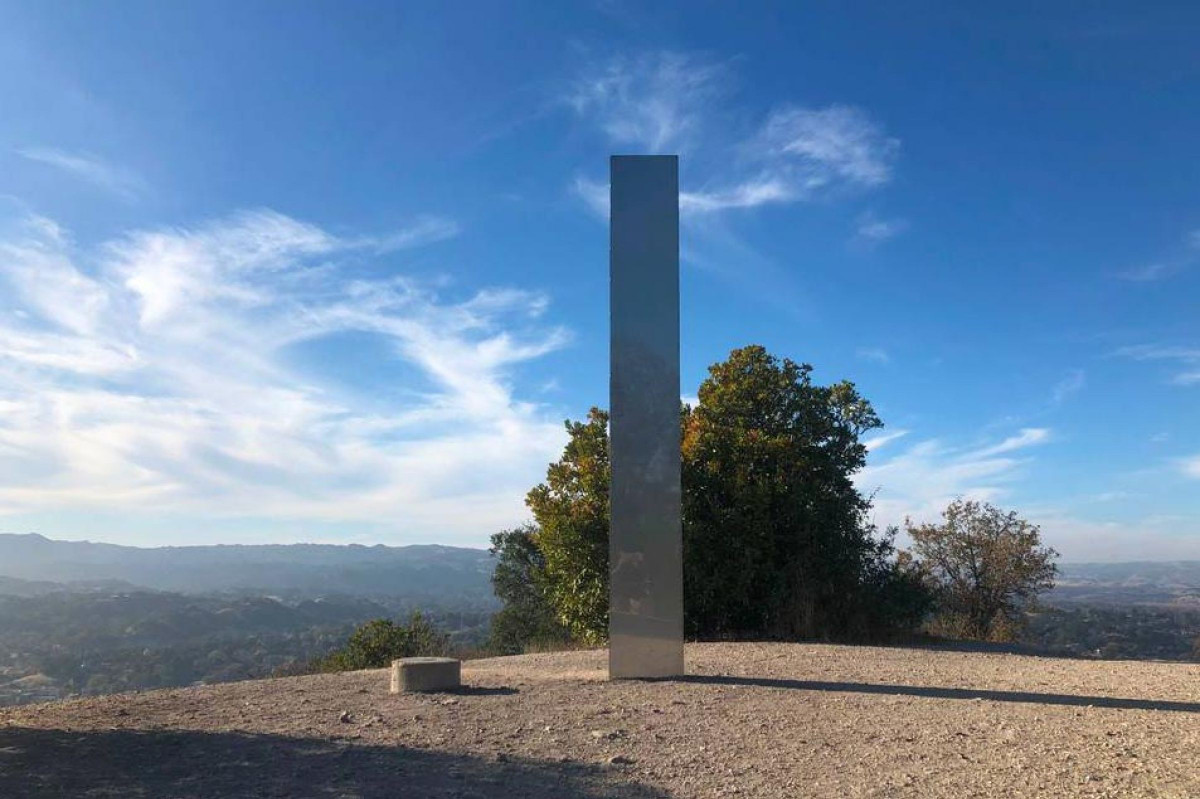 Tiếp đến, người dân tại thành phố Atascadero, miền Nam California, Mỹ, bất ngờ phát hiện một khối kim loại lớn bí ẩn.