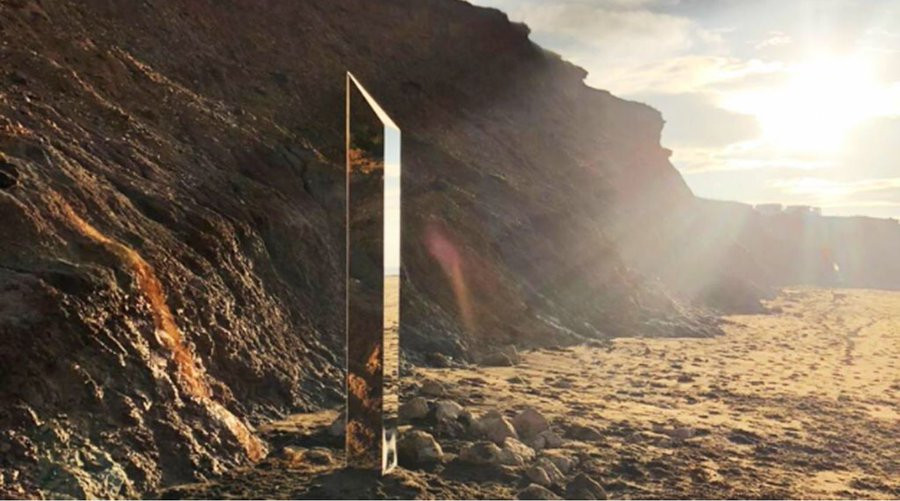 Trong khi giới chức trách chưa xác định được chủ nhân, nguồn gốc của những khối kim loại ky lạ đó thì một nhóm người ẩn danh lấy tên chung là The Most Famous Artist tuyên bố chịu trách nhiệm cho các khối kim loại ở bang Utah và California, Mỹ. Họ từng rao bán bản sao của các mẫu vật với giá 45.000 USD.