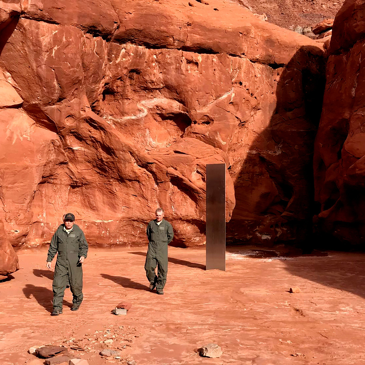 Vào ngày hôm ấy, một trực thăng đang bay qua vùng sa mạc để đếm cừu thì phát hiện khối kim loại cao và sáng bóng. Thế nhưng, đến ngày 27/11, khối kim loại trên biến mất một cách kỳ lạ.