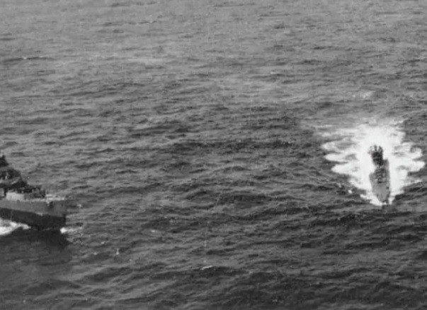 Theo thiết kế, U-505 được trang bị hỏa lực mạnh với 6 ống phóng ngư lôi có thể bắn 22 quả ngư lôi, một khẩu pháo boong 101mm (pháo này bị loại bỏ vào năm 1994) và 2 khẩu súng phòng không. Trong 12 chuyến tuần tra kể từ khi đi vào hoạt động, tàu ngầm U-505 đánh chìm được 8 tàu của lực lượng Đồng minh.