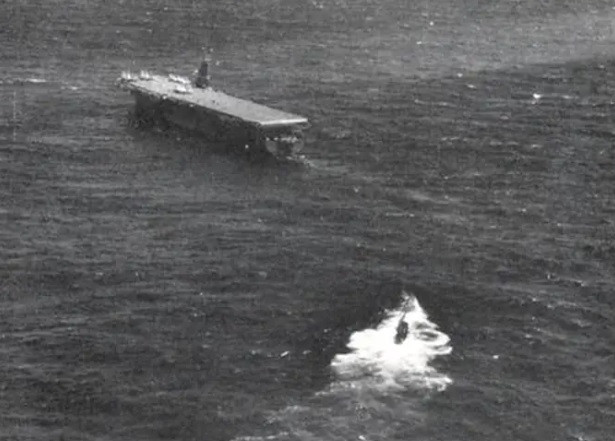 Vào mùa Hè năm 1944, tàu U-505 của phát xít Đức hoạt động tại khu vực ngoài khơi biển Tây Phi. Đại úy Hải quân Đức Oberleutnant zur See Harald Lange chỉ huy tàu ngầm này.