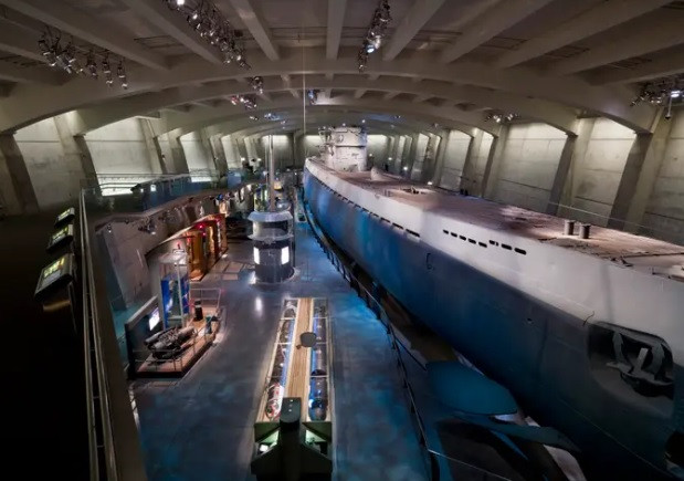 Sau khi thu giữ được tàu ngầm U-505, lực lượng Mỹ tìm được nhiều cuốn sách mật mã, tài liệu, đặc biệt là cỗ máy mã hóa Enigma bên trong. Nhờ vậy, Mỹ nắm giữ được nhiều thông tin quan trọng về công nghệ, vũ khí quân sự... của phát xít Đức, góp phần quan trọng trong việc đánh bại kẻ địch sau này.