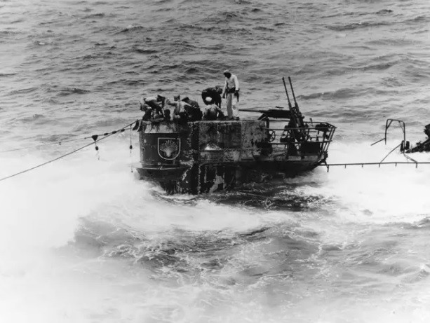 Bằng các nghiệp vụ, lực lượng tình báo của quân Đồng minh có được những thông tin quan trọng về khu vực và thời gian hoạt động của tàu ngầm U-505. Vì vậy, Mỹ và các nước Đồng minh lên kế hoạch tấn công tàu ngầm này.