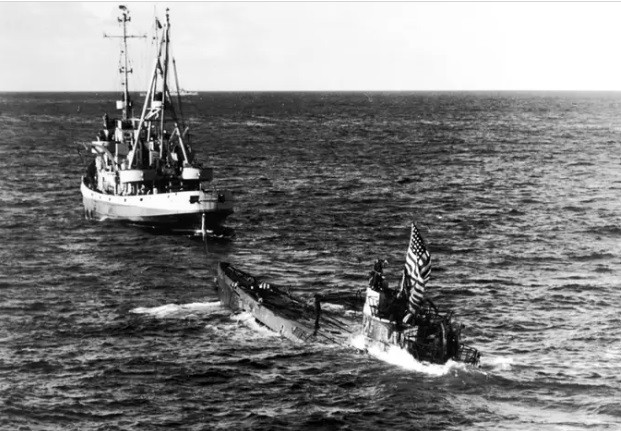 Do vậy, tất cả tàu chiến, chiến đấu cơ của Mỹ được điều tới để cùng tấn công tàu ngầm U-505. Sau đó, một cuộc tấn công dữ dội xảy ra giữa lực lượng Mỹ và phát xít Đức. Cuối cùng, trước sức mạnh áp đảo của Mỹ, thủy thủ Đức quốc xã quyết định từ bỏ con tàu để thoát thân.