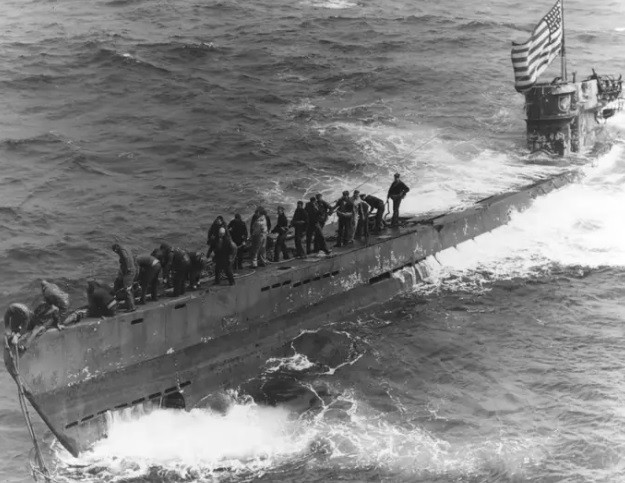 Sau khi triển khai nhiều cuộc tuần tra, tìm kiếm tàu ngầm phát xít Đức ở ngoài khơi Tây Phi, lực lượng do Đại úy Daniel Gallery chỉ huy xác định được vị trí của tàu ngầm U-505 vào khoảng 11h sáng ngày 4/6/1944. Tàu ngầm U-505 ở cách khu vực của tàu khu trục USS Chatelain khoảng 241 km.