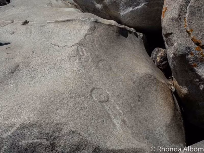 Theo quan điểm này, những hình vẽ khắc trên các tảng đá lớn thung lũng Enchanted mô tả diện mạo người ngoài hành tinh có nước da màu xám, đầu to, tay chân gầy và dài.