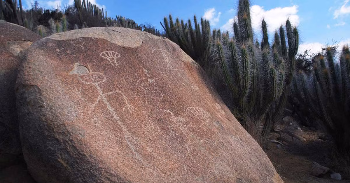 Thung lũng Enchanted (còn được gọi là el Valle del Encanto - theo tiếng Tây Ban Nha) là một trong những địa điểm nổi tiếng ở Chile hấp dẫn giới khảo cổ cũng như du khách. Nguyên do là bởi nơi đây được cho có liên quan đến người ngoài hành tinh.