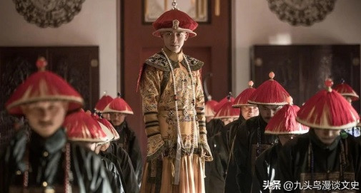 Sau một thời gian tìm hiểu, các nhà nghiên cứu lịch sử tin rằng đã tìm ra lời giải. Họ cho rằng cách hành lễ đặc biệt như vậy đến từ sự kết hợp giữa văn hóa của người Mãn Châu và văn hóa của người Hán.