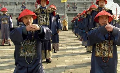 Cụ thể, trang phục của người Hán (thường gọi chung là Hán phục) được may khá rộng, đặc biệt là 2 ống tay áo.