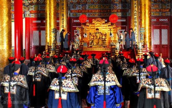 Sau khi người Mãn Châu giành được thiên hạ, văn hóa của họ có sự giao thoa một phần với văn hóa của người Hán. Trong số này, trang phục của người Mãn Châu có một số thay đổi, bao gồm phần tay áo rộng hơn.