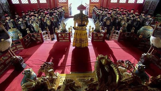 Thêm nữa, quan viên hất 2 ống tay áo 2 lần thể hiện họ không giấu bất cứ vũ khí nào trong tay áo. Sở dĩ như vậy là vì các triều đại phong kiến trước ghi nhân không ít trường hợp dấu vũ khí như dao, kiếm trong người để hành thích nhà vua.