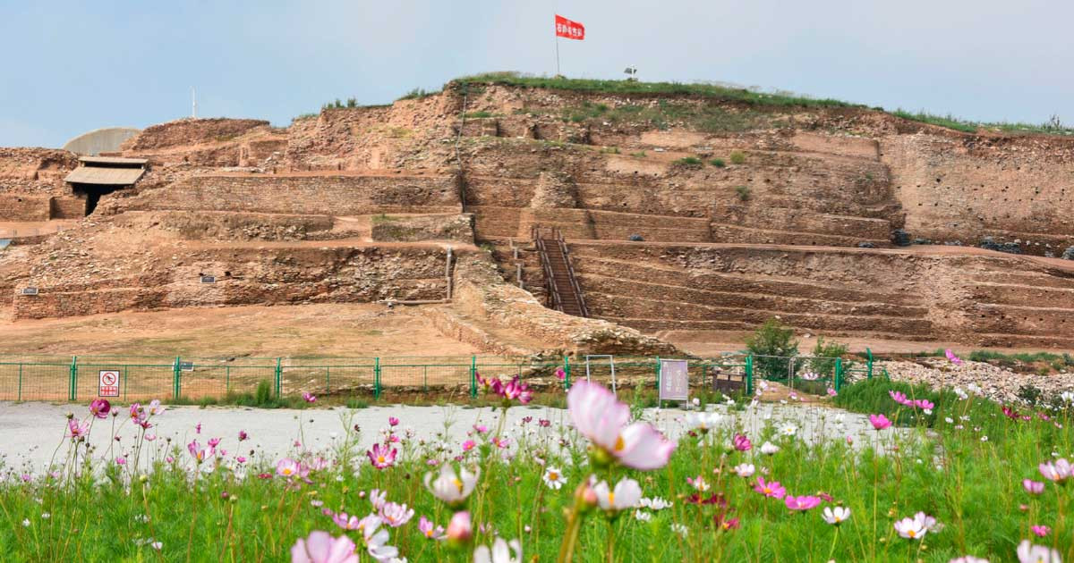 Phân tích ADN các bộ hài cốt được tìm thấy tại đây cho thấy hầu hết cư dân ở đây đều là người Trung Quốc. Tuy nhiên, danh tính của giai cấp cai vẫn còn là một bí ẩn vì nền văn minh cổ đại dường như đã biến mất đột ngột cách đây 3.800 năm và không để lại bất cứ thông tin nào.