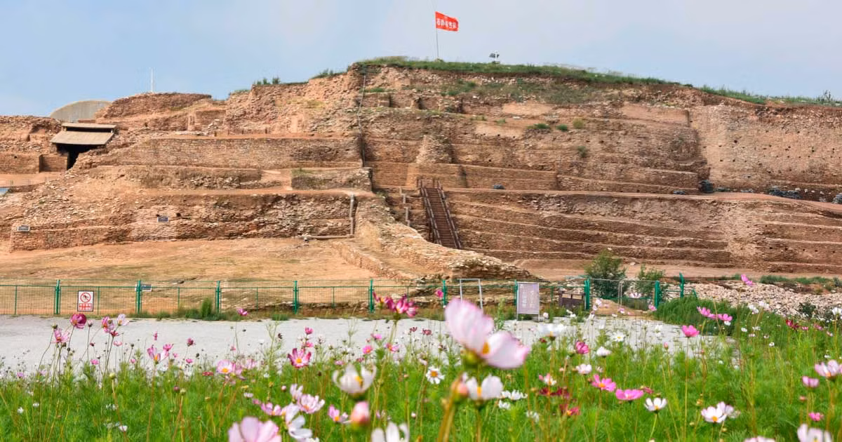 Phân tích ADN các bộ hài cốt được tìm thấy tại đây cho thấy hầu hết cư dân ở đây đều là người Trung Quốc. Tuy nhiên, danh tính của giai cấp cai vẫn còn là một bí ẩn vì nền văn minh cổ đại dường như đã biến mất đột ngột cách đây 3.800 năm và không để lại bất cứ thông tin nào.