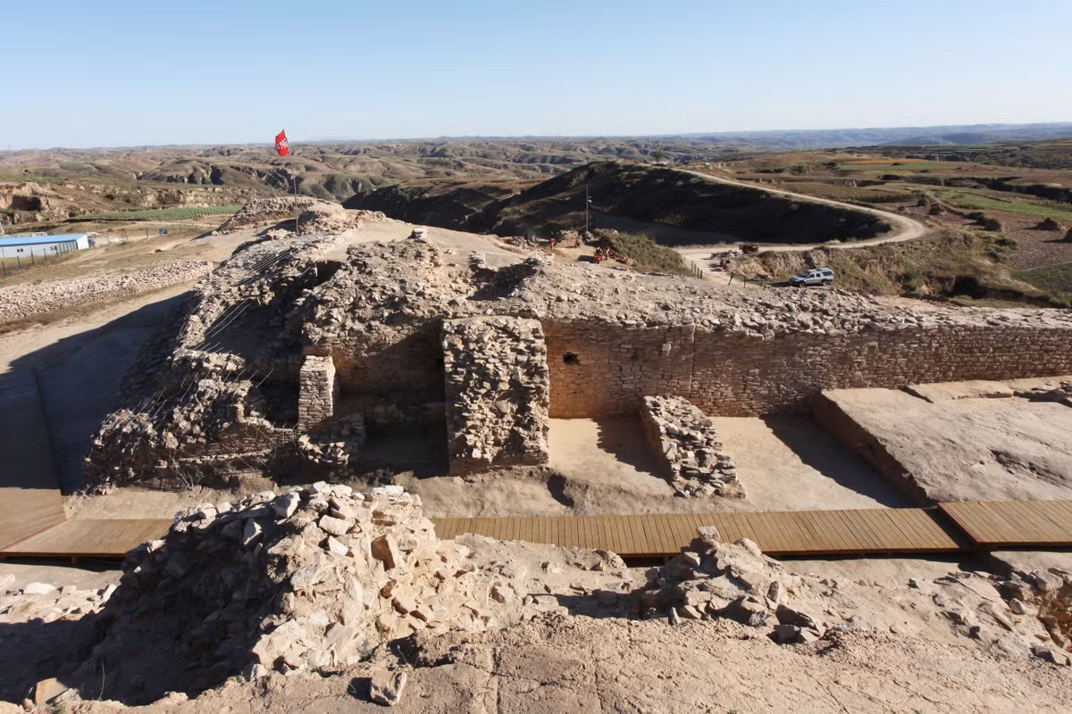 Bên trong cung điện, các chuyên gia phát hiện một số cấu trúc phức tạp bao gồm một hồ nuôi cá sấu trong vườn. Shimao nhìn ra một thành phố rộng lớn có tường bao quanh.