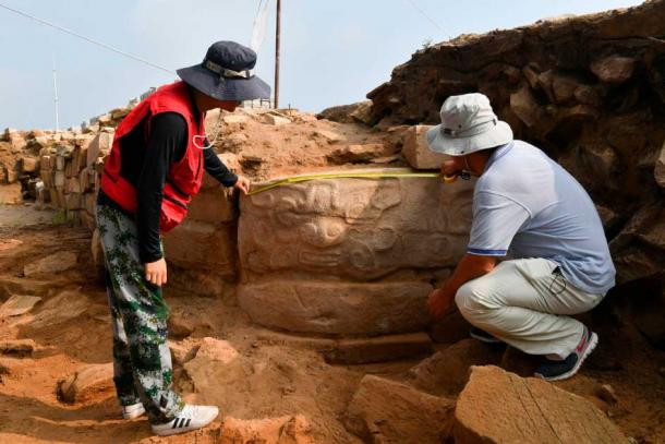 Giáo sư Shao và nhóm nghiên cứu tin rằng, bức chân dung còn lại là hình ảnh của một vị vua. Nguyên do là bởi gương mặt ở phía đông đã được khai quật dường như nằm ở trung tâm của bức điêu khắc và có thể là hình ảnh vị vua của tổ tiên của người Shimao.