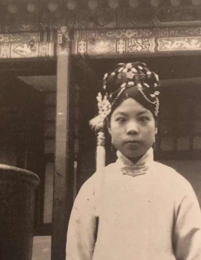 Nhà Thanh thời phong kiến quy định tất cả thiếu nữ người Mãn từ 13 - 17 tuổi bắt buộc đều phải đến Hộ bộ để làm hồ sơ tuyển tú. Sau đó, họ sẽ tham gia cuộc thi tuyển tú 3 năm mới tổ chức 1 lần.