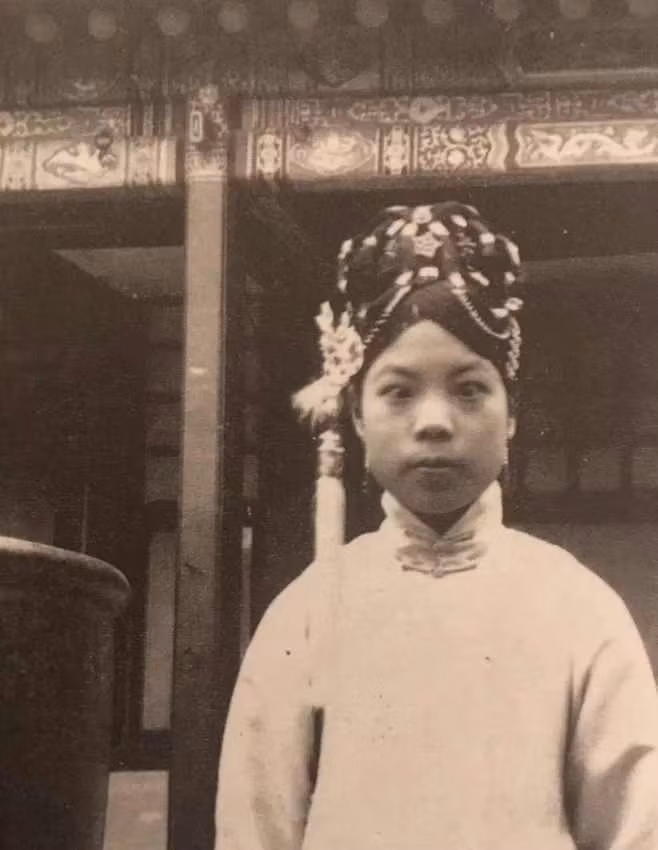 Nhà Thanh thời phong kiến quy định tất cả thiếu nữ người Mãn từ 13 - 17 tuổi bắt buộc đều phải đến Hộ bộ để làm hồ sơ tuyển tú. Sau đó, họ sẽ tham gia cuộc thi tuyển tú 3 năm mới tổ chức 1 lần.