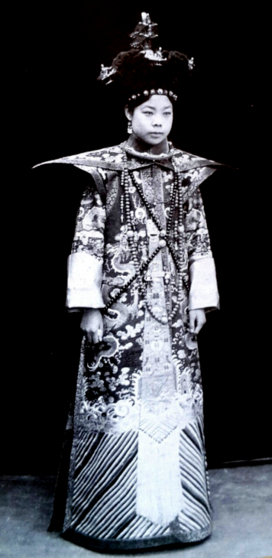 Kể từ thời hoàng đế Càn Long, nếu là phụ nữ người Mãn thì đều phải tham gia kỳ tuyền tú. Nếu người nào không tham gia sẽ không được đi xem mắt, không thể thành thân.