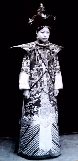 Kể từ thời hoàng đế Càn Long, nếu là phụ nữ người Mãn thì đều phải tham gia kỳ tuyền tú. Nếu người nào không tham gia sẽ không được đi xem mắt, không thể thành thân.