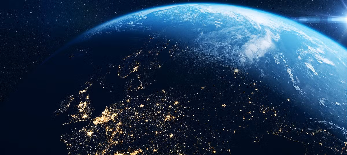 Các chuyên gia NASA cho hay khoảng cách giữa Trái đất và Mặt trời không ổn định do quỹ đạo hình elip. Sau nhiều năm, họ đã tính ra được khoảng cách trung bình giữa Trái đất và Mặt trời là gần 150 triệu km. Trong khi đó, quỹ đạo Trái Đất quay quanh Mặt Trời mở rộng khoảng 1,5 cm mỗi năm.