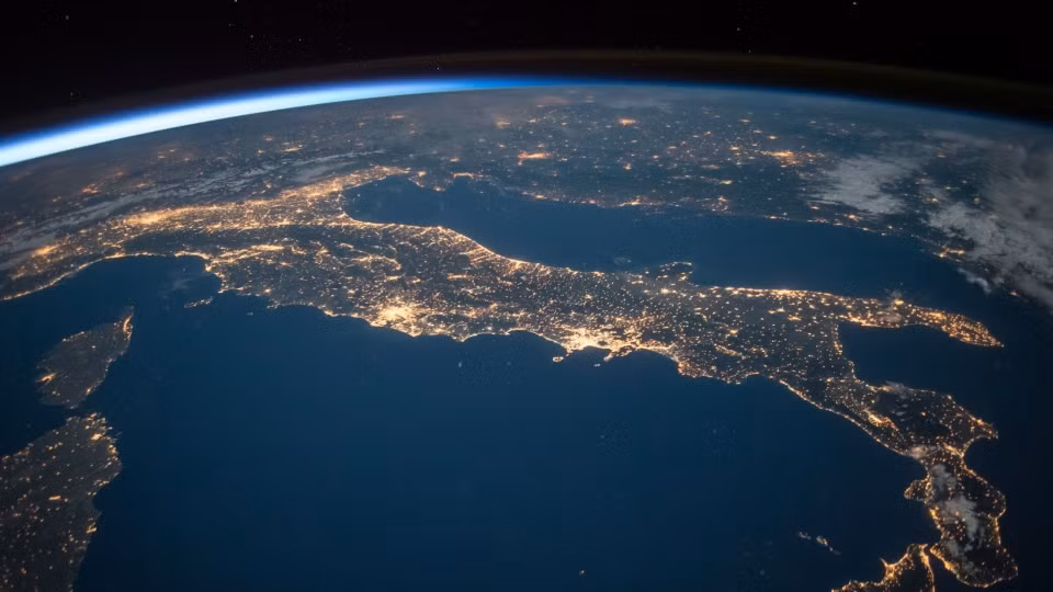 Theo tính toán của các chuyên gia, nếu tốc độ trên được duy trì ổn định thì quỹ đạo Trái đất sẽ mở rộng 150.000 km trước khi Mặt trời chết, tương đương 0,1% khoảng cách từ Mặt trời đến Trái đất.