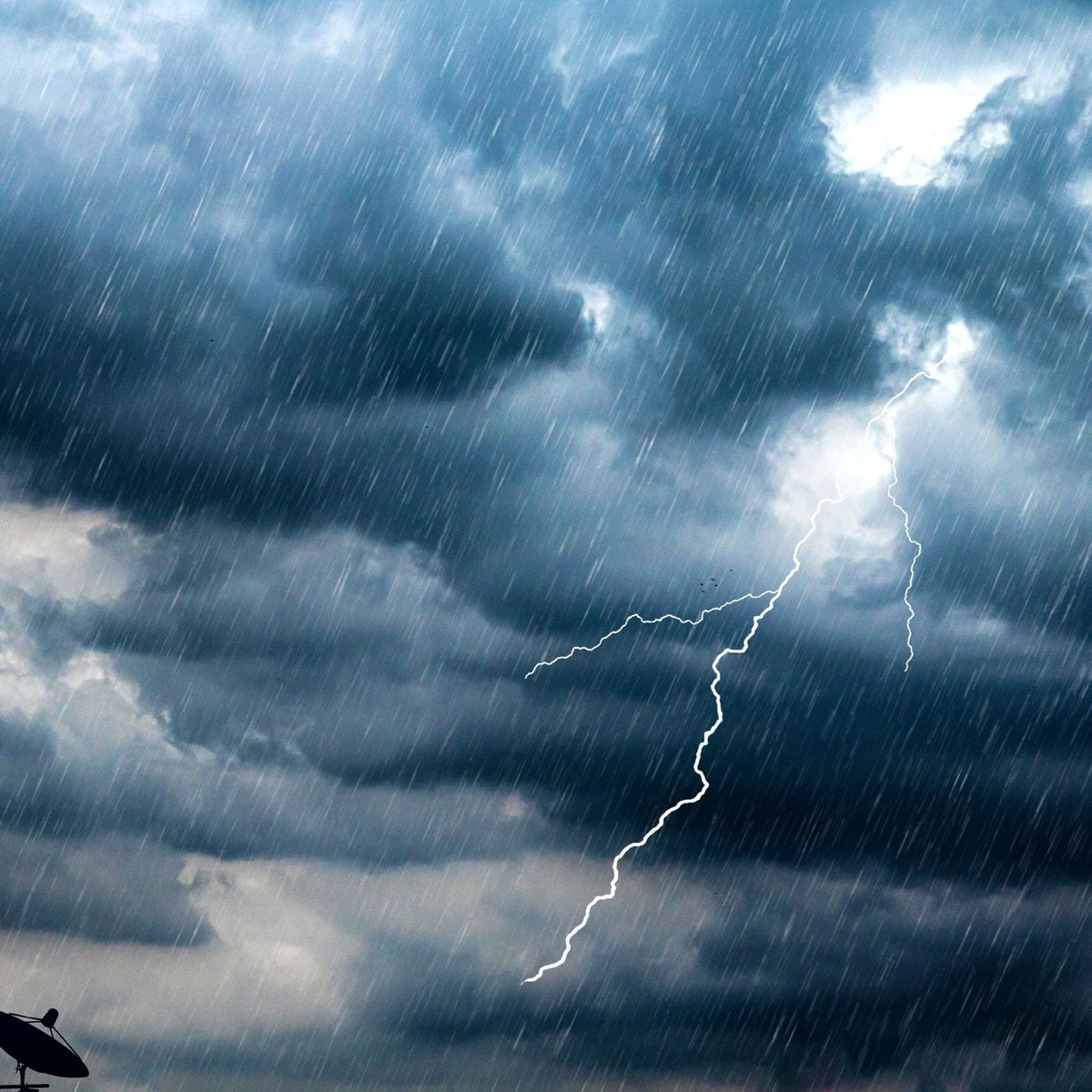 Cụ thể, máy bay sẽ bắn các thanh i-ốt bạc lên trên các đám mây để tạo thành các tinh thể băng.