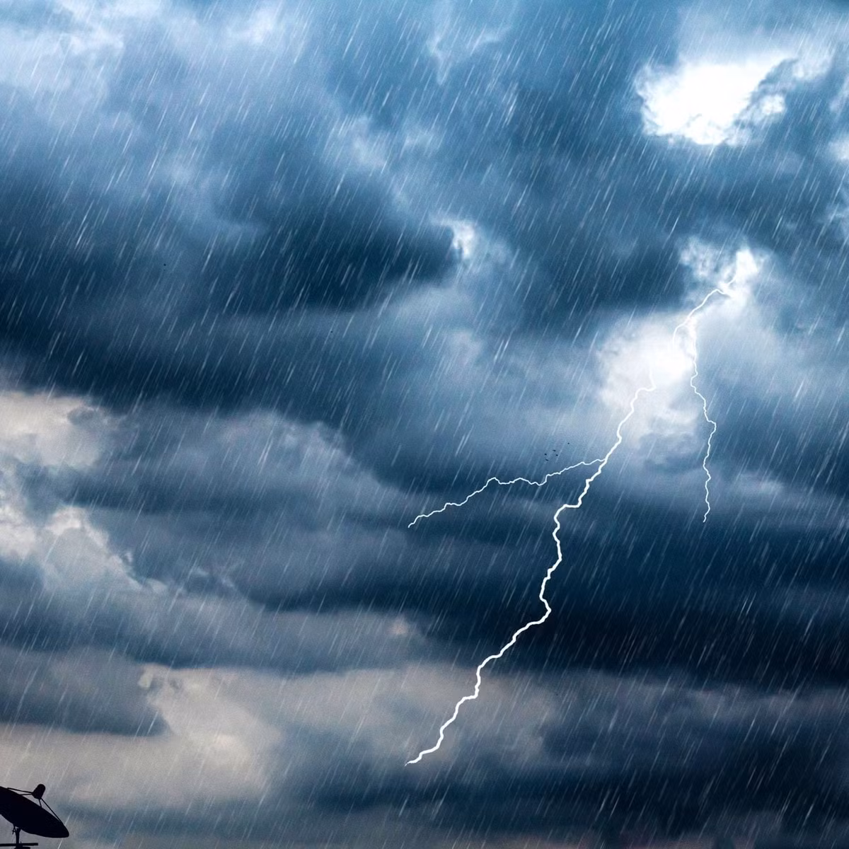 Cụ thể, máy bay sẽ bắn các thanh i-ốt bạc lên trên các đám mây để tạo thành các tinh thể băng.