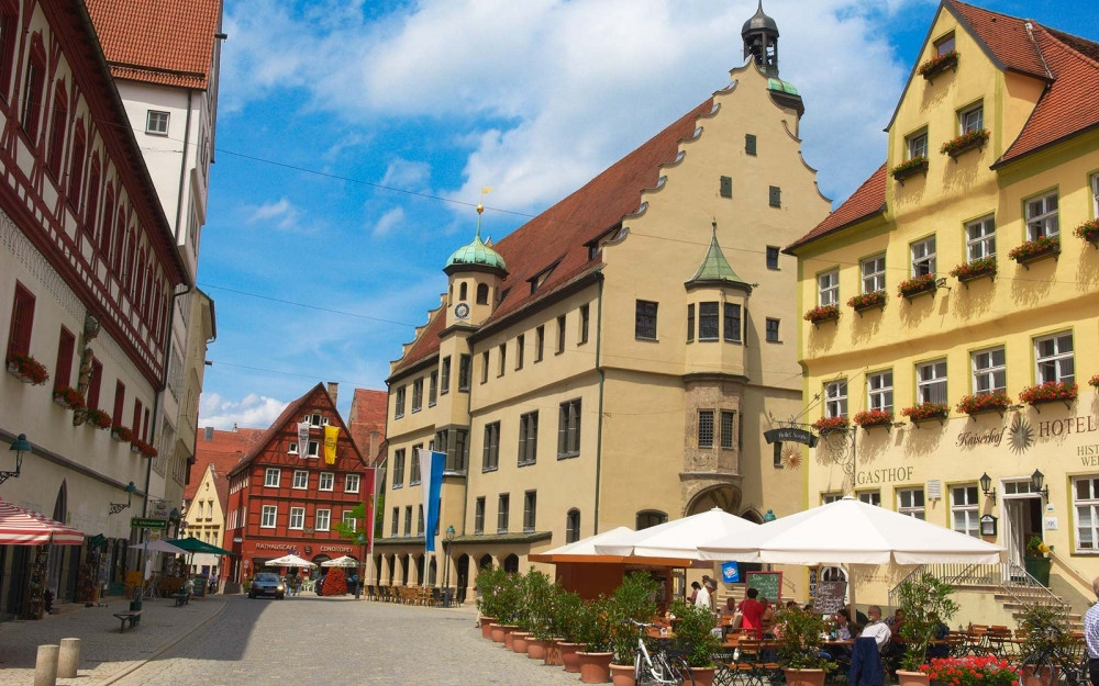 Không những vậy, người dân địa phương còn cho rằng, miệng hố do thiên thạch để lại là miệng núi lửa đã ngừng hoạt động.