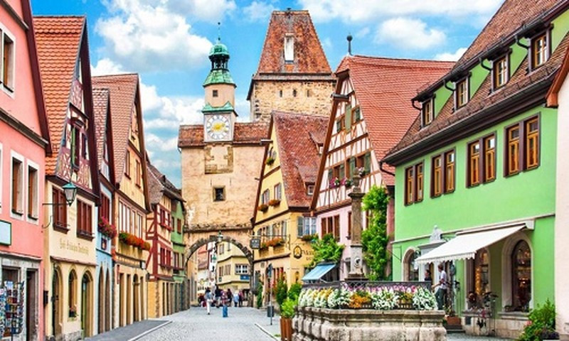 Vì vậy, người dân ở thị trấn Nordlingen không lo bị những tên trộm đến đánh cắp kim cương. Hàng ngày, họ có thể ngắm nhìn, sờ tay vào những công trình dát kim cương khắp thị trấn.