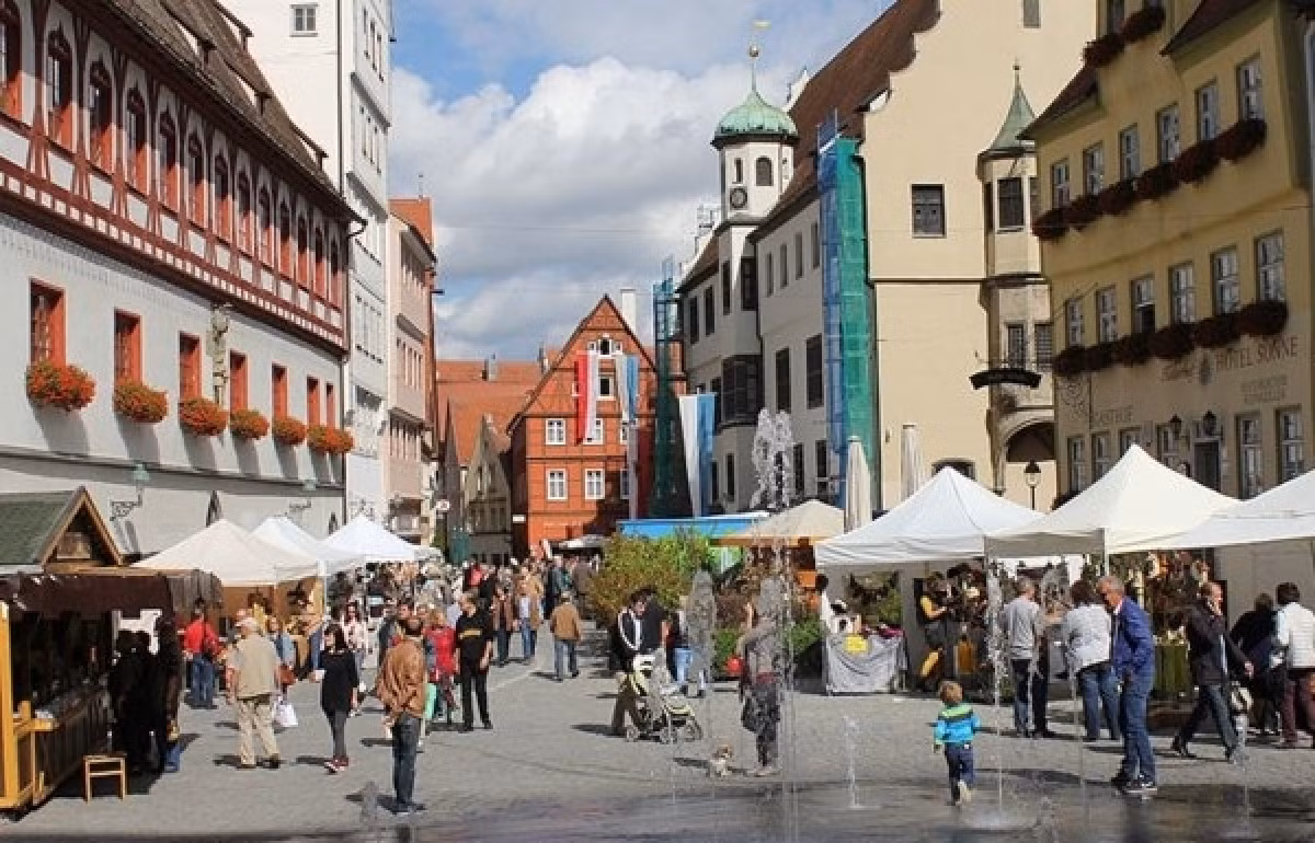 Vụ nổ thiên thạch trên còn khiến hàng triệu viên kim cương siêu nhỏ mà nó mang theo rơi khắp vùng đất xung quanh và tạo nên loại đá dăm gọi là suevite.