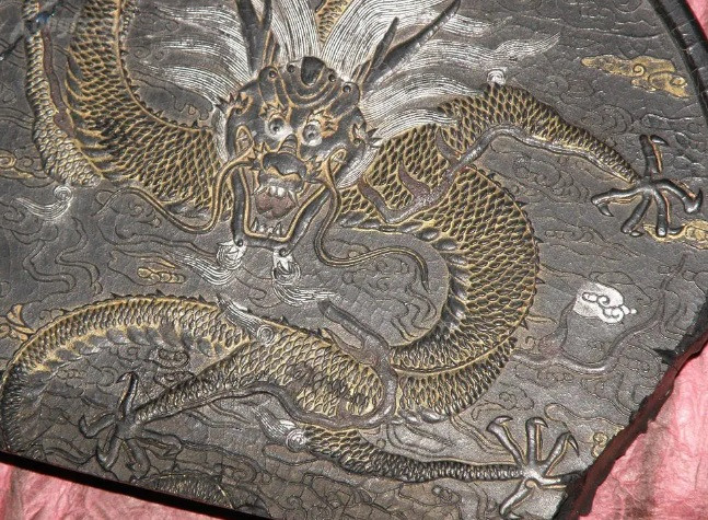 Qua kiểm tra, các nhà khảo cổ xác định ngôi mộ có niên đại vào nhà Minh. Khi quan sát nắp quan tài, họ giật mình khi thấy hoa văn hình rồng 5 ngón được chạm khắc tinh xảo.