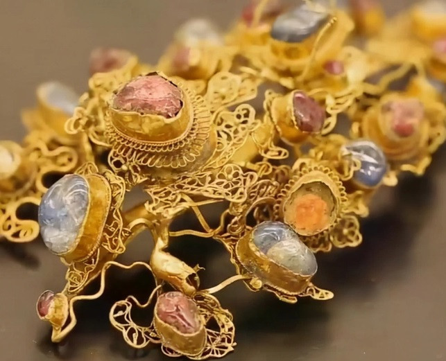 Vì vậy, gia đình nhanh chóng thông báo cho giới chức trách. Nhận được tin báo, cơ quan chức năng và các chuyên gia khảo cổ nhanh chóng tới hiện trường.