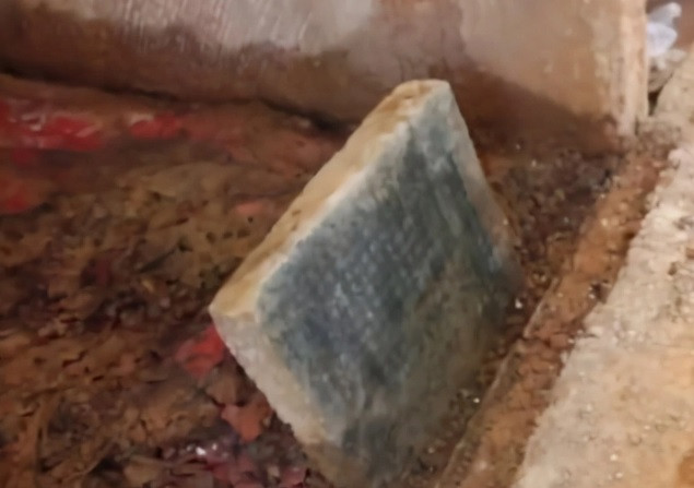 Trong số những cổ vật được tìm thấy trong mộ cổ, tấm bia đá giúp các chuyên gia xác nhận được danh chính chủ nhân ngôi mộ là Mao Triệu Phong. Khi còn sống, người này giữ chức An phủ ti tại Thảo Đường, Bá Châu, Tứ Xuyên.