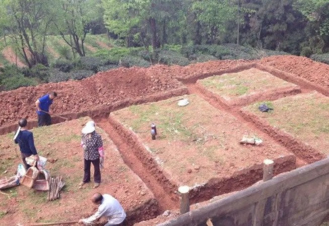 Cách đây 4 năm, một gia đình ở Quý Châu, Trung Quốc tiến hành đào móng xây nhà. Trong quá trình thi công, những người đào móng phát hiện phiến đá lớn. Bên dưới phiến đá là một ngôi mộ. Khi kiểm tra bên trong, họ bất ngờ thấy cỗ quan tài rò rỉ chất lỏng màu đỏ.