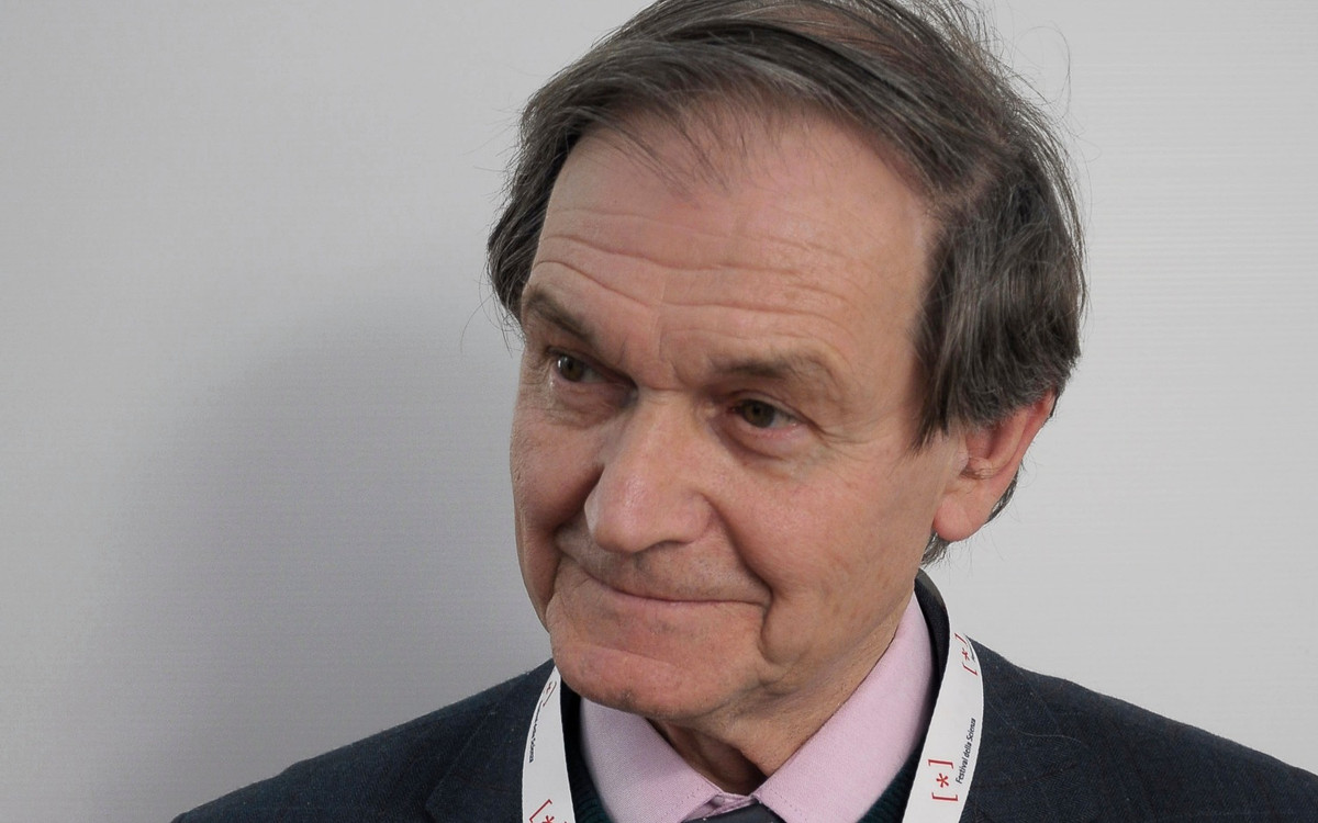 Trước khi giành giải Nobel Vật lý 2020, ông Roger Penrose là nhà vật lý toán, toán học thường thức và triết học nổi tiếng thế giới. Ông cũng là thành viên của Hội Hoàng gia London. Trong suốt nhiều năm, ông gây chú ý với các công trình nghiên cứu về vật lý toán, đặc biệt là những đóng góp của ông đối với thuyết tương đối tổng quát và vũ trụ học.