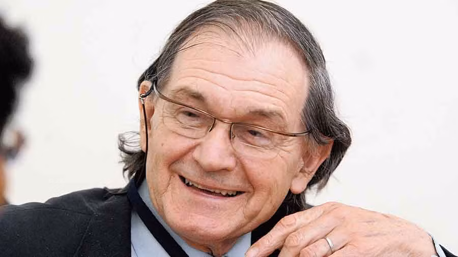 Với những thành tựu trong nghiên cứu khoa học, ông Penrose đã vinh dự nhận nhiều giải thưởng lớn, bao gồm giải Wolf năm 1988. Ông nhận giải thưởng này cùng với nhà vật lý lừng danh Stephen Hawking.