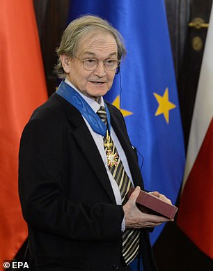 Khi tìm hiểu về cuộc đời và sự nghiệp của ông Penrose, công chúng không khỏi bất ngờ khi phát hiện nhà khoa học giành giải Nobel Vật lý này từng nghiên cứu về linh hồn.