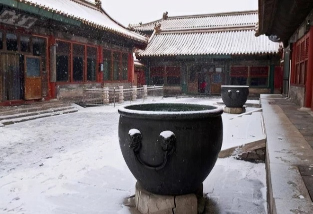 Thái giám đốt than cháy bên trong để đun nước. Nhờ vậy, nước trong vạc không bị đóng băng dù mùa Đông lạnh giá, khắc nghiệt đến đâu.