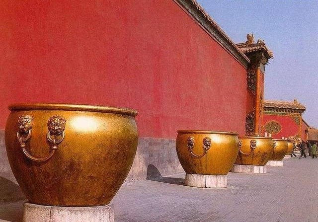 Chi phí đúc số vạc này lên đến hơn 500 lượng bạc (một lượng bằng khoảng 50 gr). Một số chiếc vạc dát thêm 3 kg vàng quanh thân.