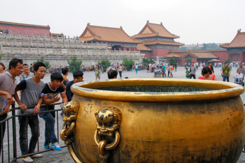 Đáng chú ý là bí ẩn liên quan đến gần 300 vạc nước có nhiều kích thước khác nhau bố trí rải rác bên trong Tử Cấm Thành. Mỗi vạc được làm bằng sắt hoặc đồng. Chúng có thể chứa được 3.000 lít nước.