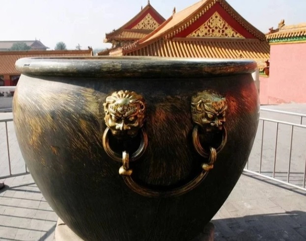 Dù trải qua mùa Đông cực lạnh giá nhưng những vạc nước này không bao giờ bị đóng băng trong khi các hào nước xung quanh Tử Cấm Thành đông cứng.