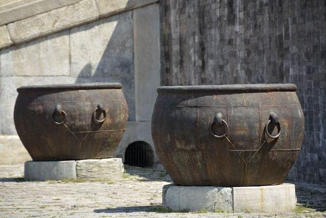 Mỗi ngày, các thái giám đều phải thay nước sạch cho vạc để đảm bảo không có mùi hôi thối. Sở dĩ như vậy là vì nước trong các vạc này sẽ được sử dụng để dập lửa trong trường hợp xảy ra hỏa hoạn tại nơi nào đó trong số 9.999 gian phòng tại Tử Cấm Thành.